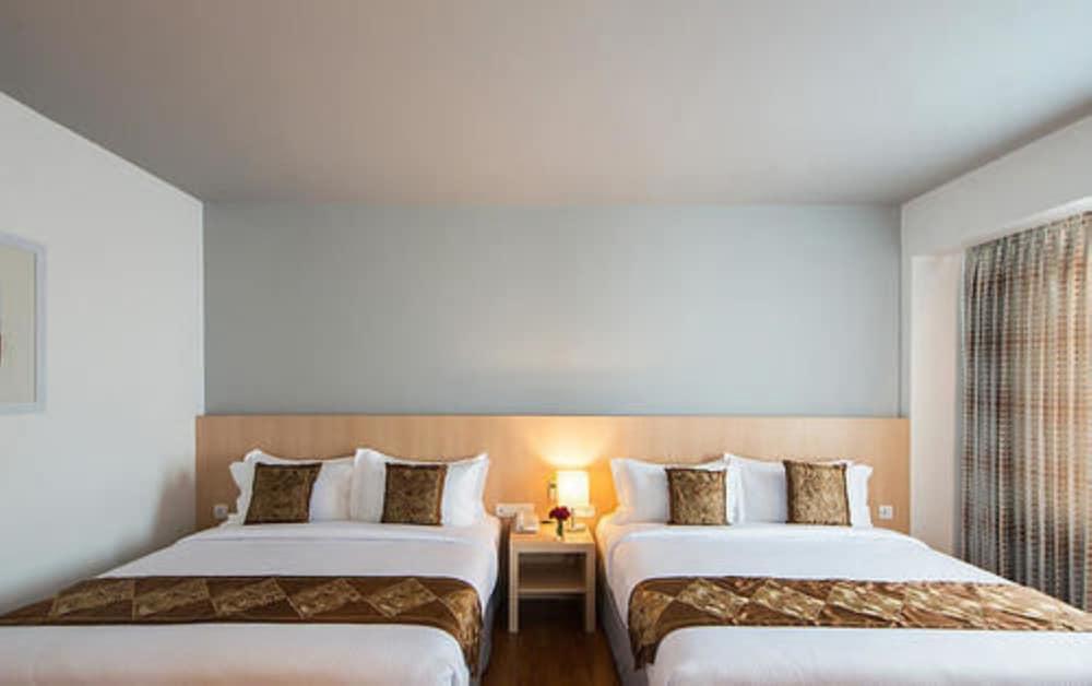 Wyne Hotel Yangon Extérieur photo