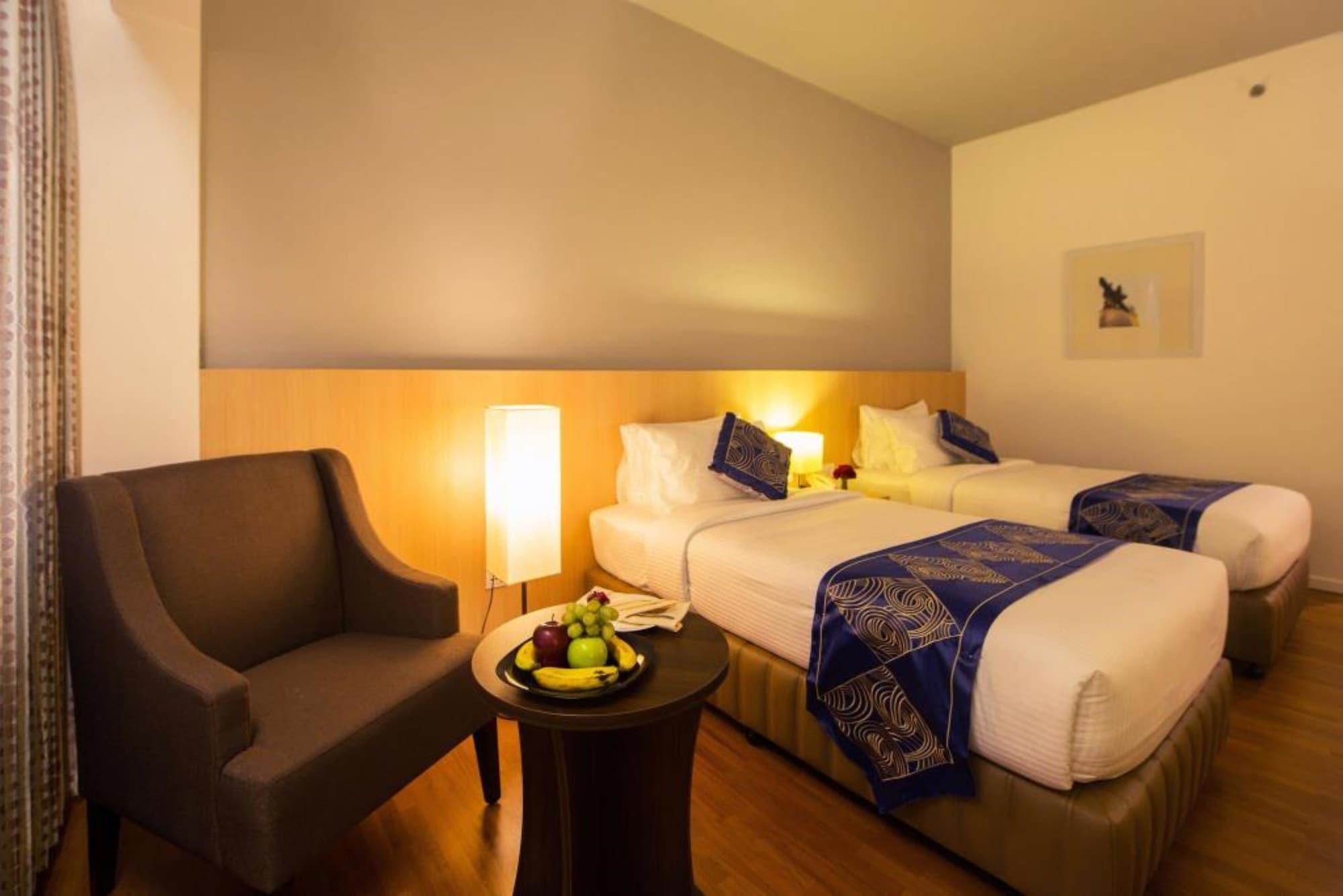Wyne Hotel Yangon Extérieur photo