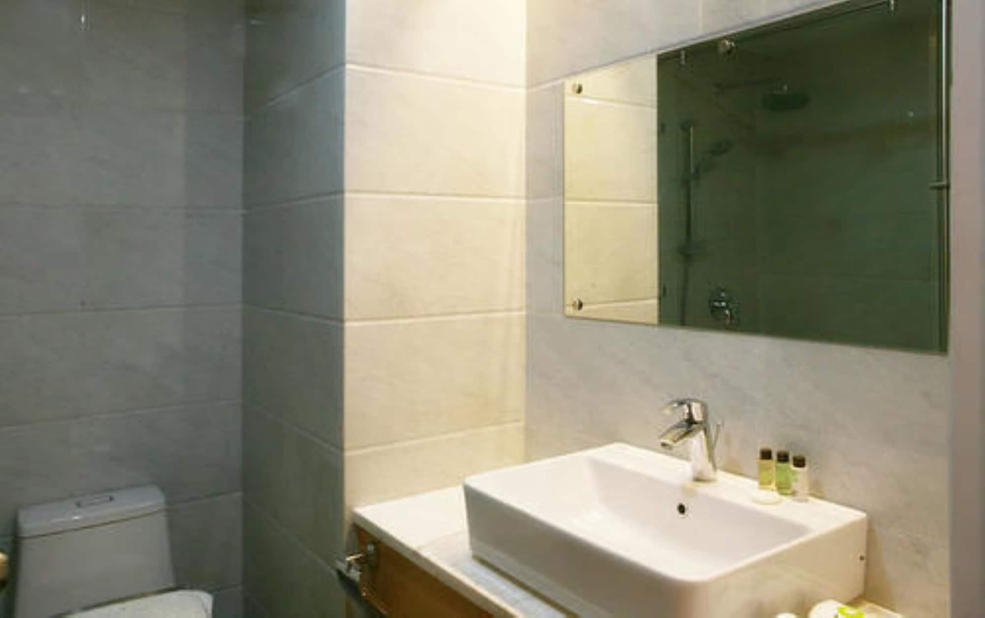 Wyne Hotel Yangon Extérieur photo