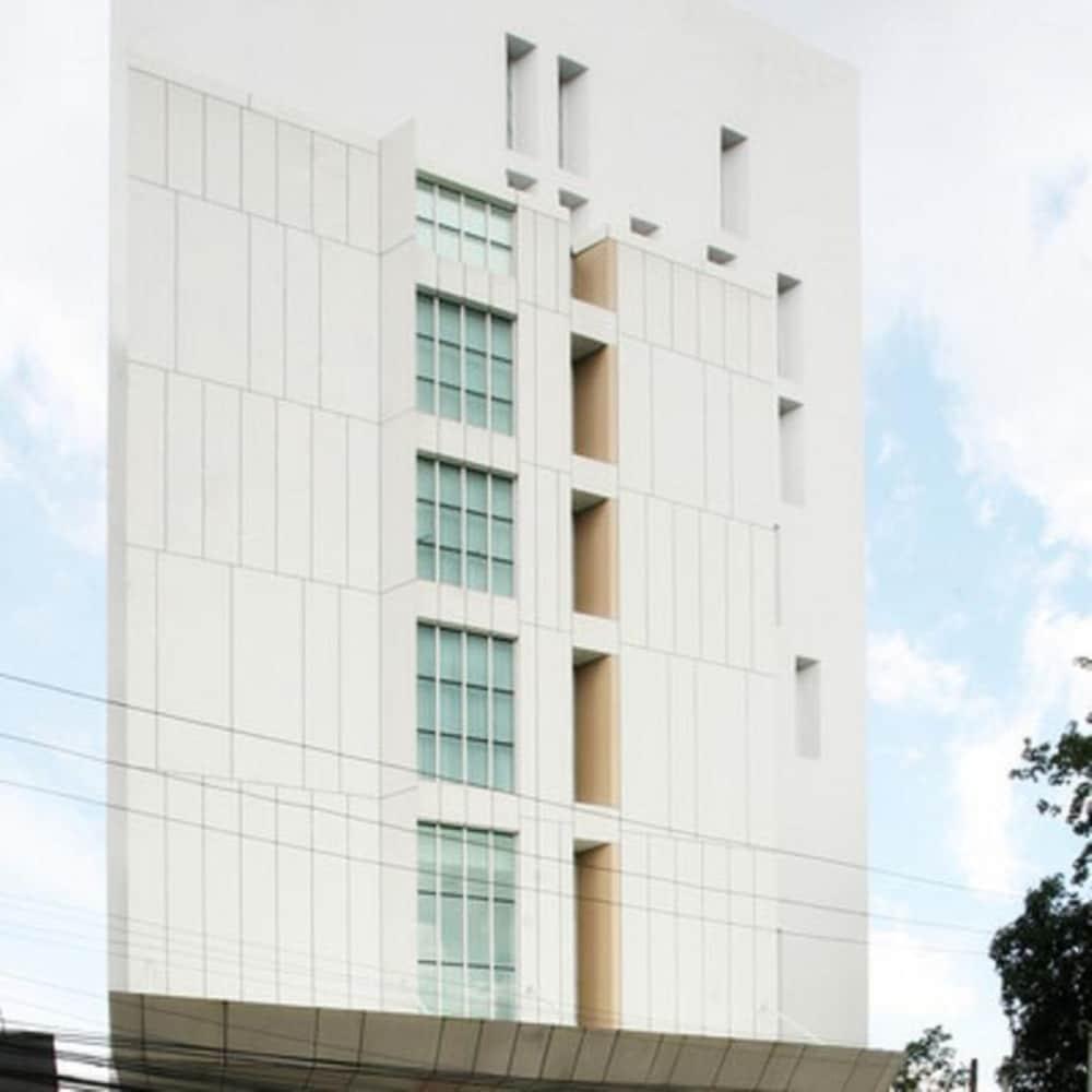 Wyne Hotel Yangon Extérieur photo