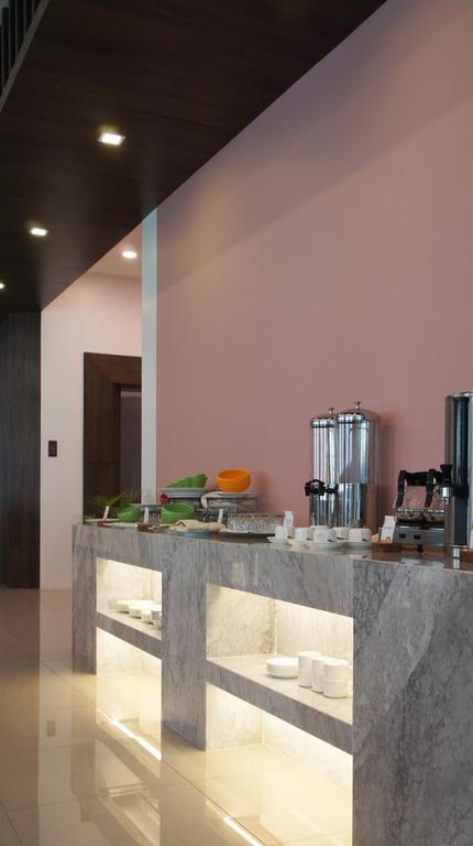 Wyne Hotel Yangon Extérieur photo